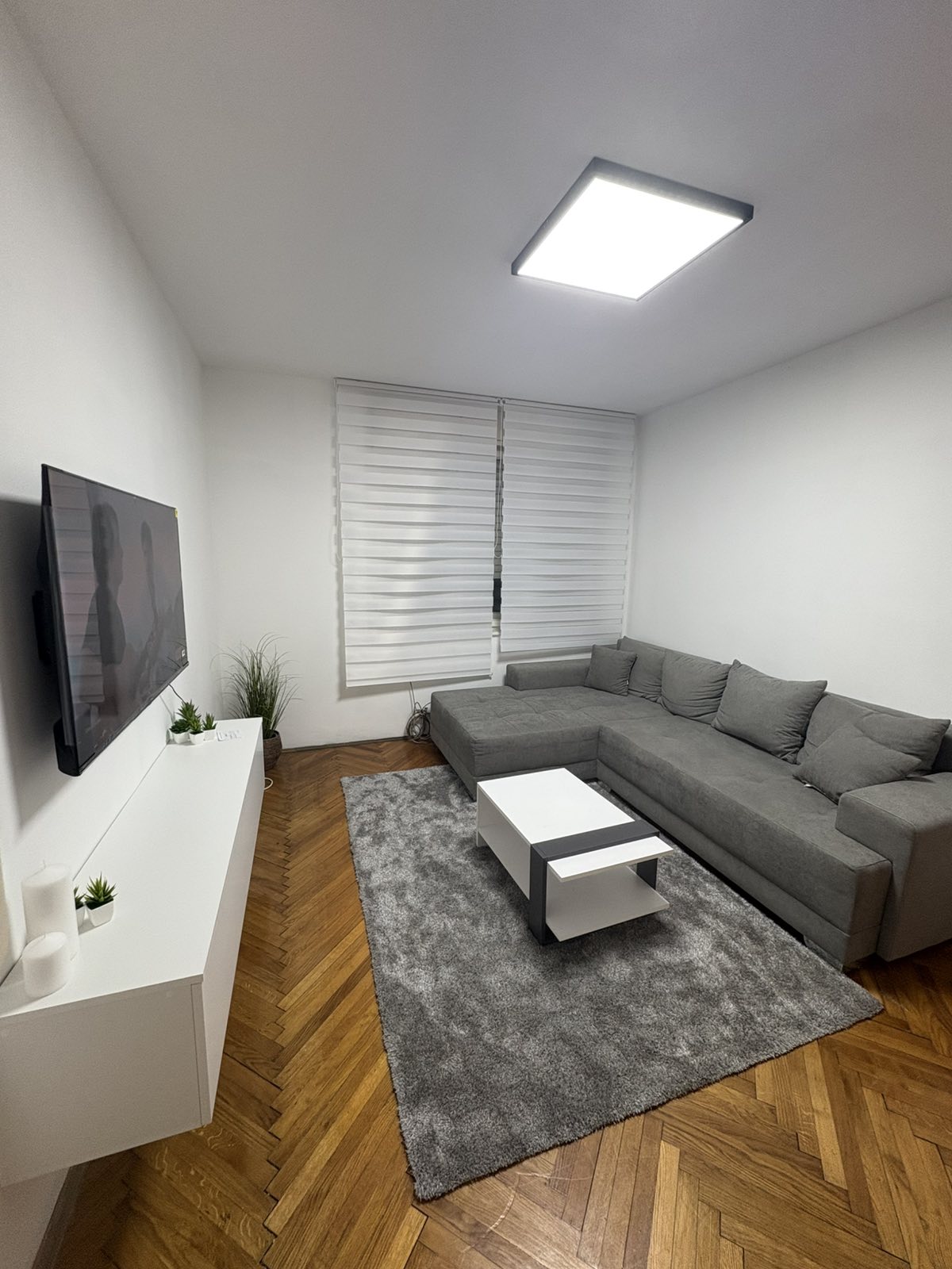 Izdaje se stan u centru u obilićevom vencu renoviran i pogodan za studente.slobodan od 01.10. 0692111055