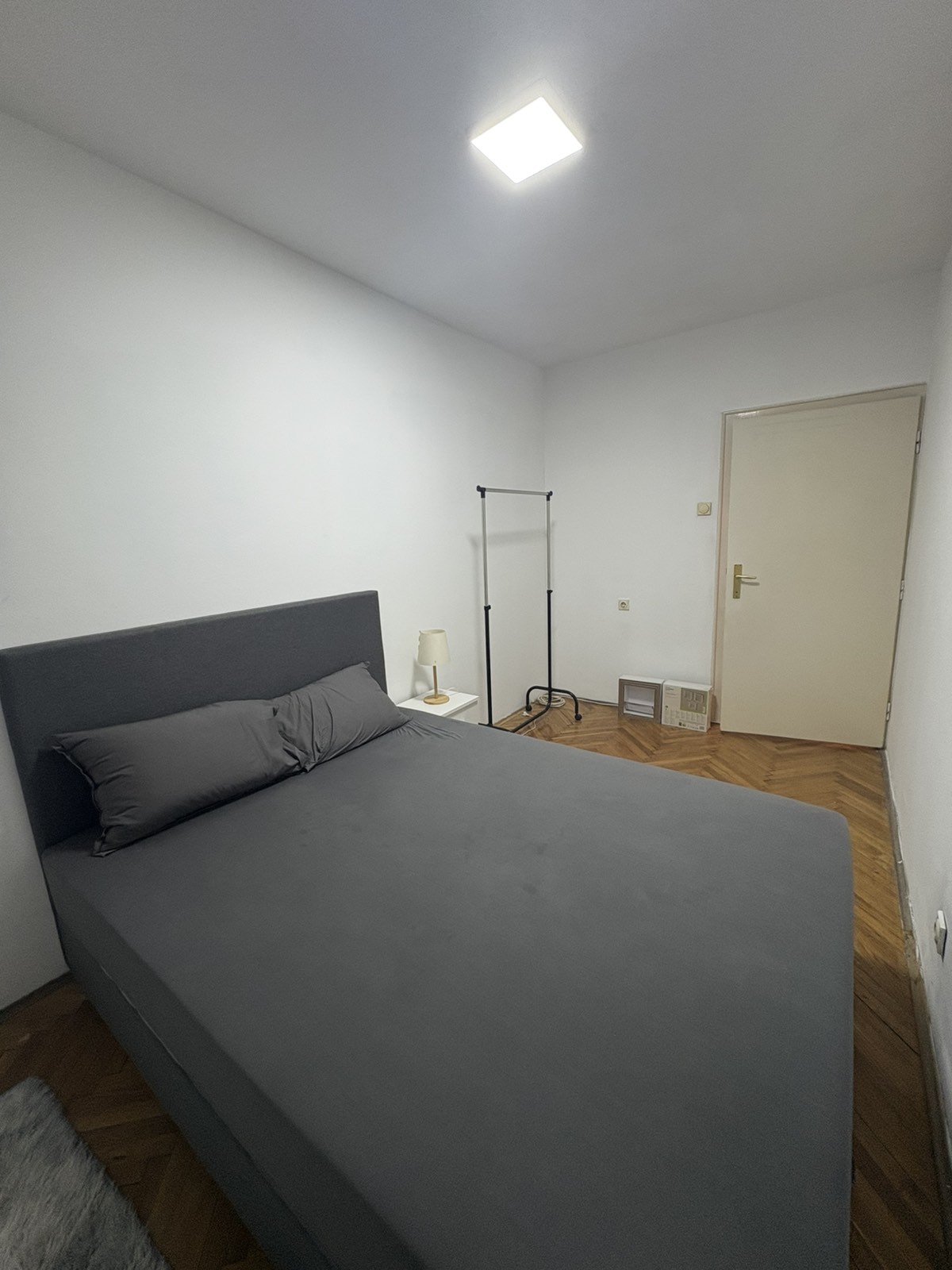 Izdaje se stan u centru u obilićevom vencu renoviran i pogodan za studente.slobodan od 01.10. 0692111055