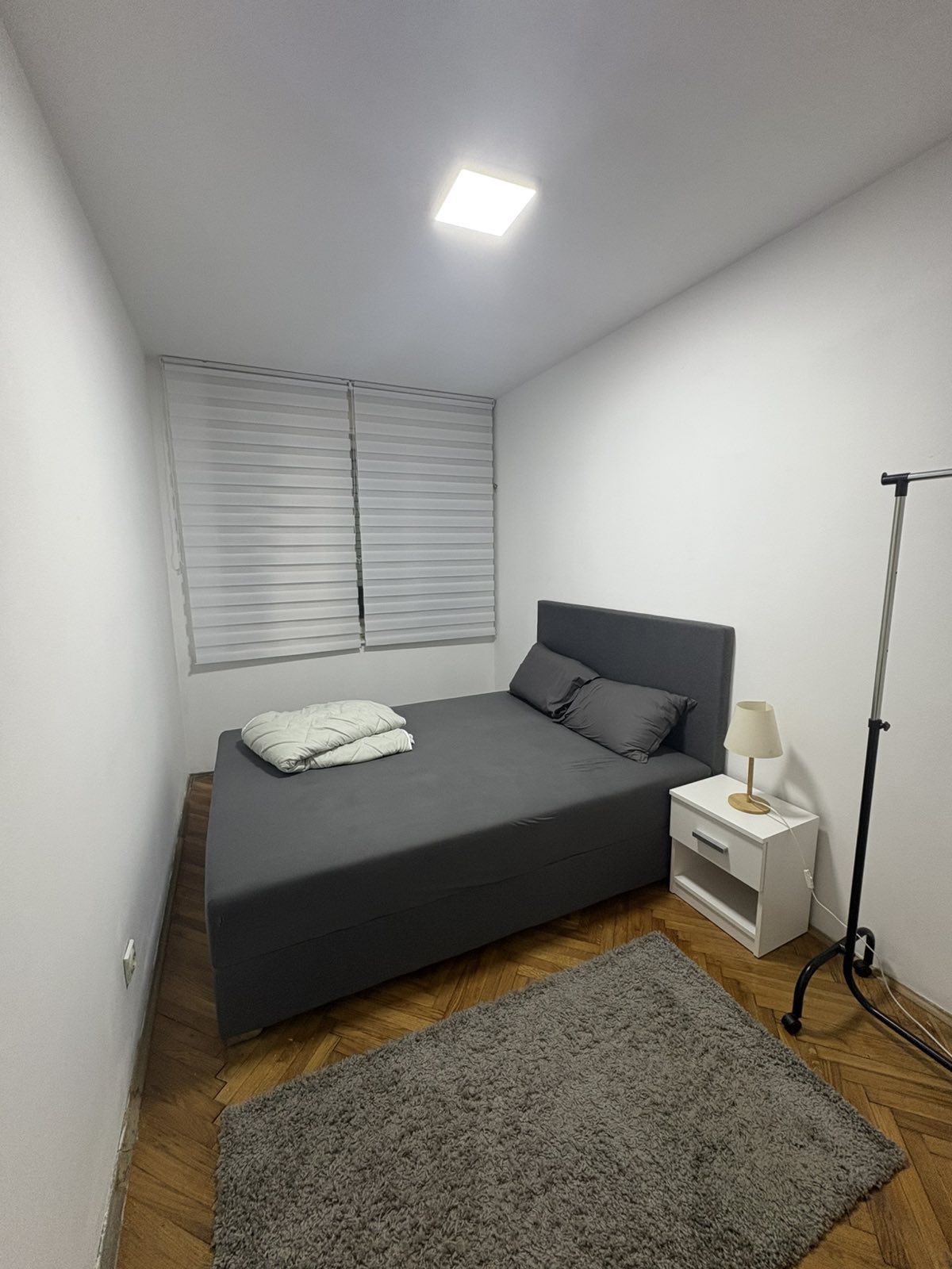 Izdaje se stan u centru u obilićevom vencu renoviran i pogodan za studente.slobodan od 01.10. 0692111055