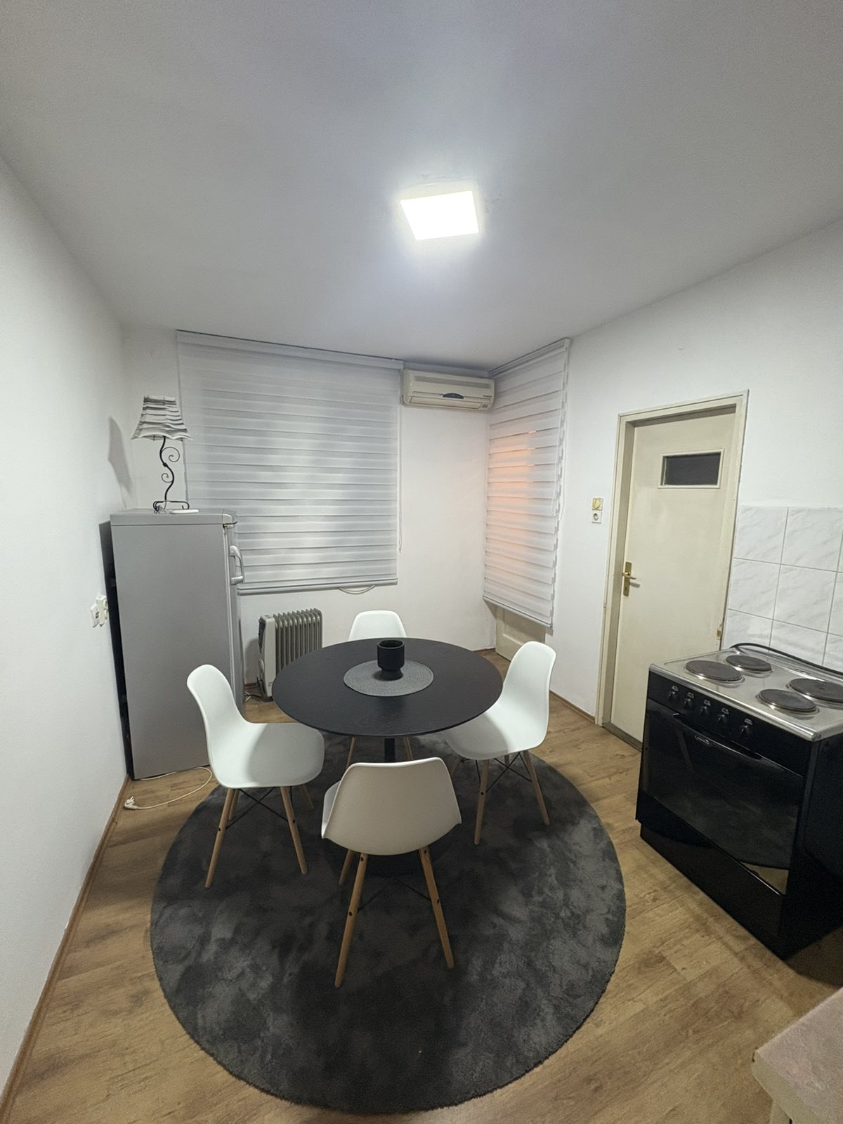 Izdaje se stan u centru u obilićevom vencu renoviran i pogodan za studente.slobodan od 01.10. 0692111055