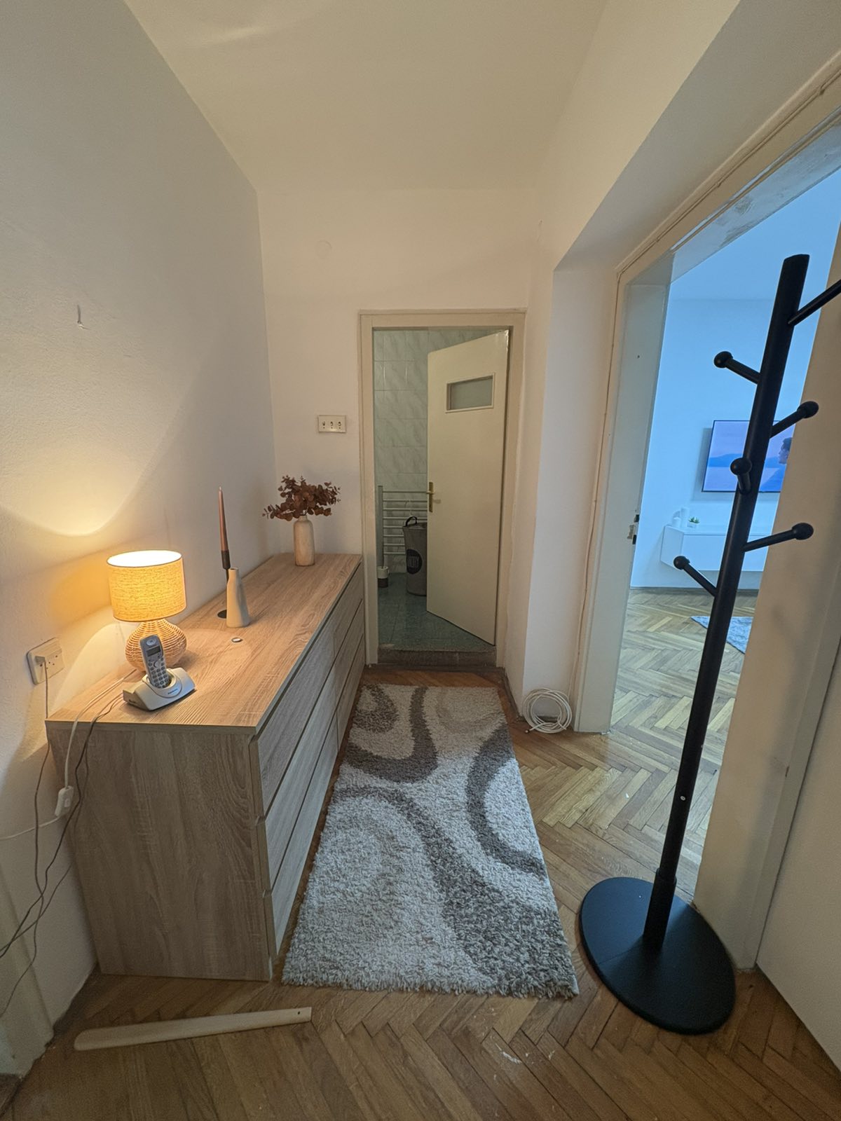Izdaje se stan u centru u obilićevom vencu renoviran i pogodan za studente.slobodan od 01.10. 0692111055