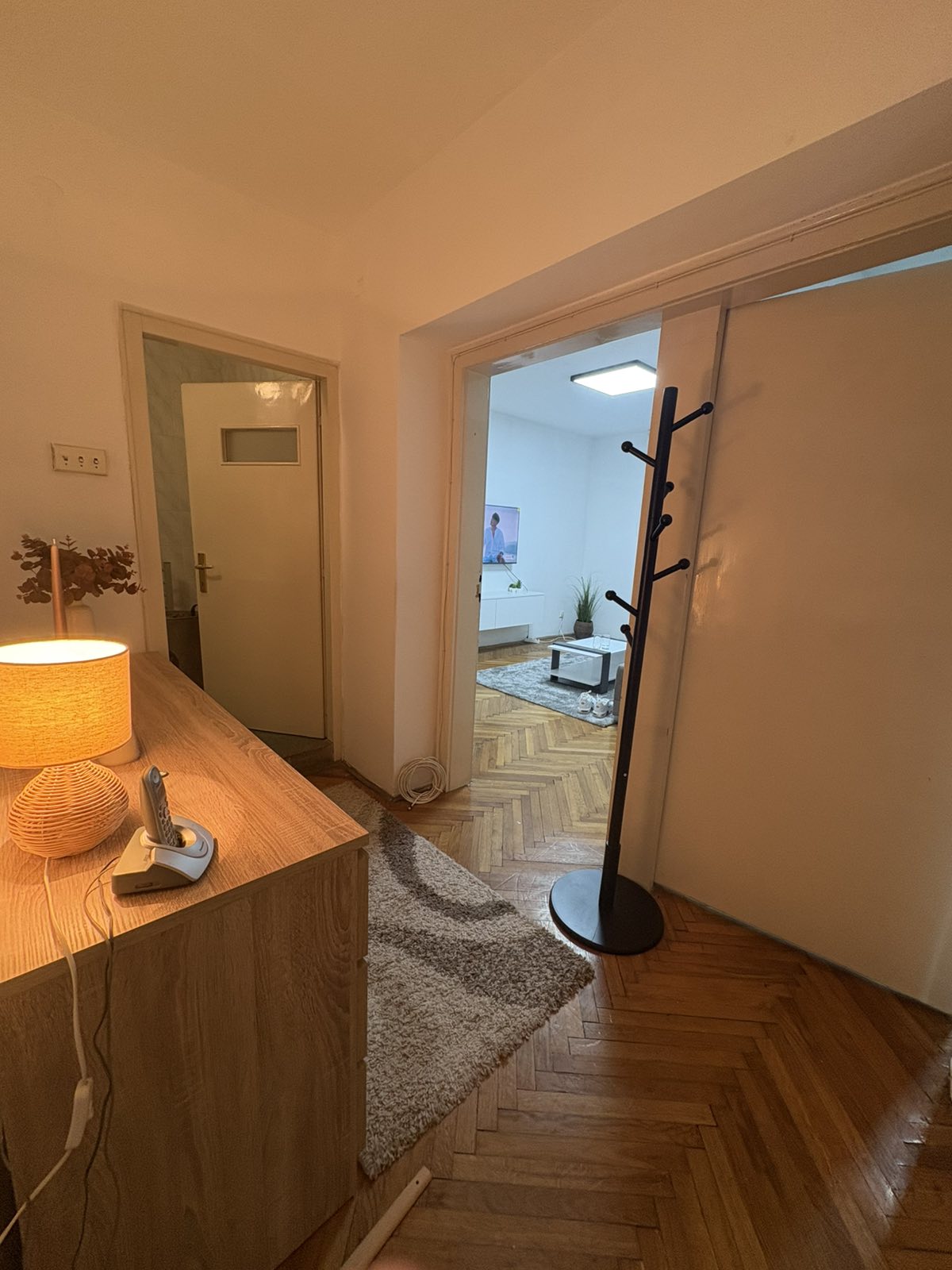 Izdaje se stan u centru u obilićevom vencu renoviran i pogodan za studente.slobodan od 01.10. 0692111055