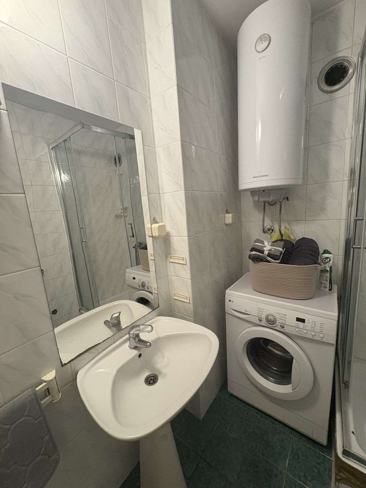 Izdaje se stan u centru u obilićevom vencu renoviran i pogodan za studente.slobodan od 01.10. 0692111055
