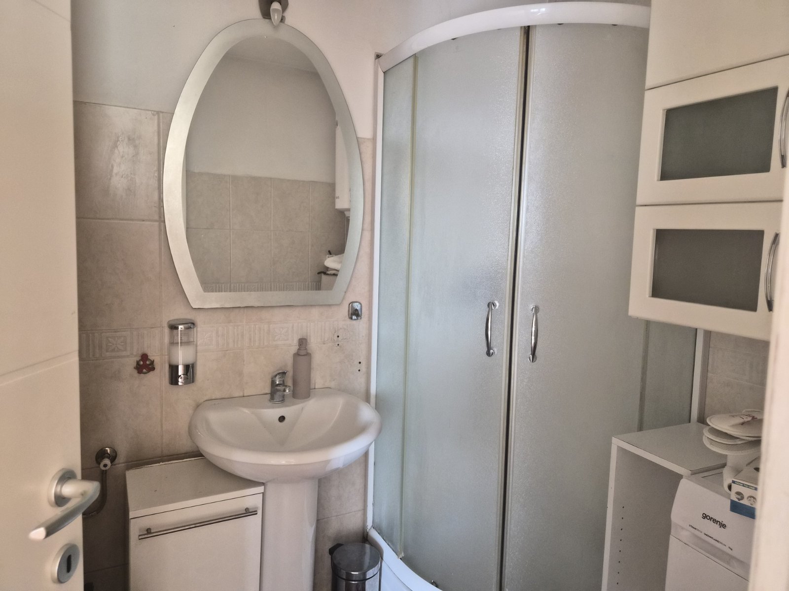 Izdajem studentima namešten dvoiposoban (dve odvojene sobe) stan u zgradi u blizini Medicinskog fakulteta. 0648637280
