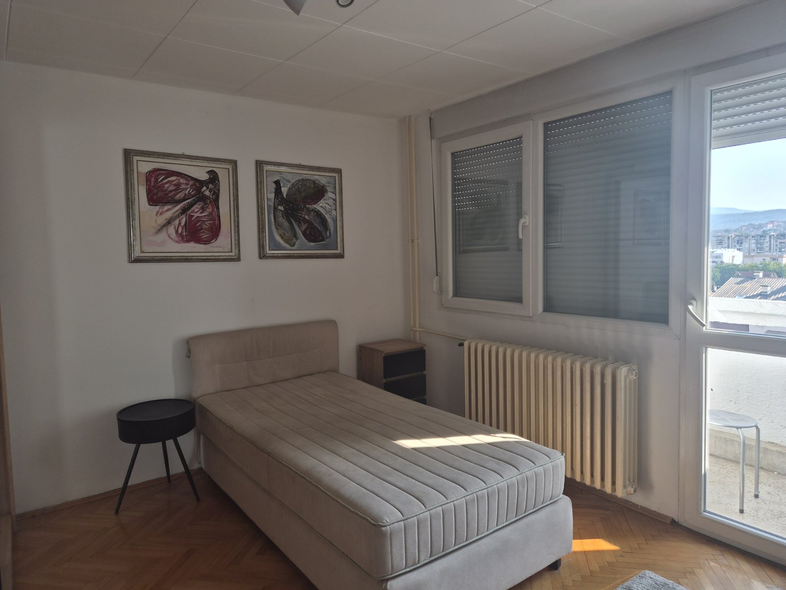 Izdajem studentima namešten dvoiposoban (dve odvojene sobe) stan u zgradi u blizini Medicinskog fakulteta. 0648637280
