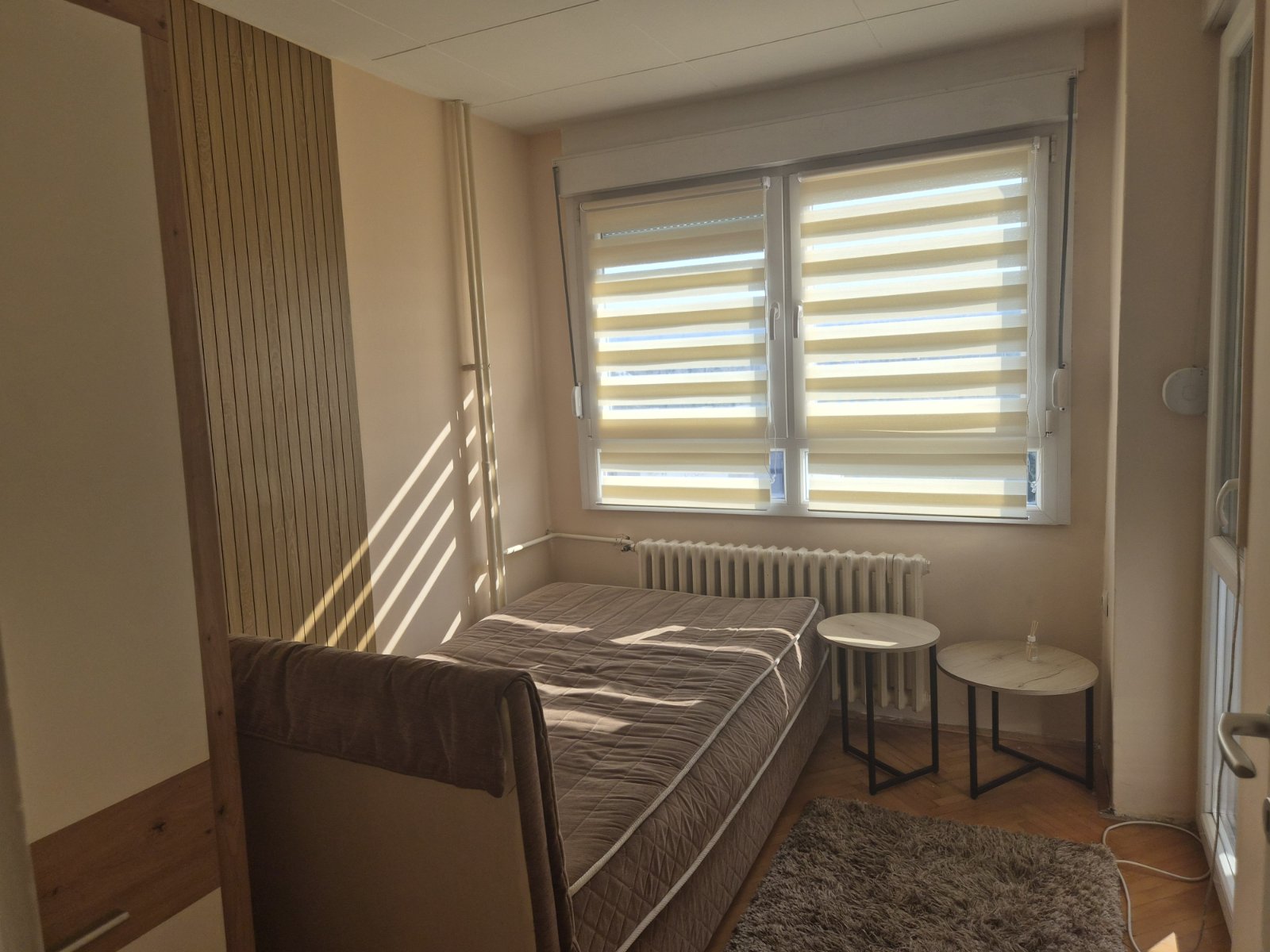 Izdajem studentima namešten dvoiposoban (dve odvojene sobe) stan u zgradi u blizini Medicinskog fakulteta. 0648637280