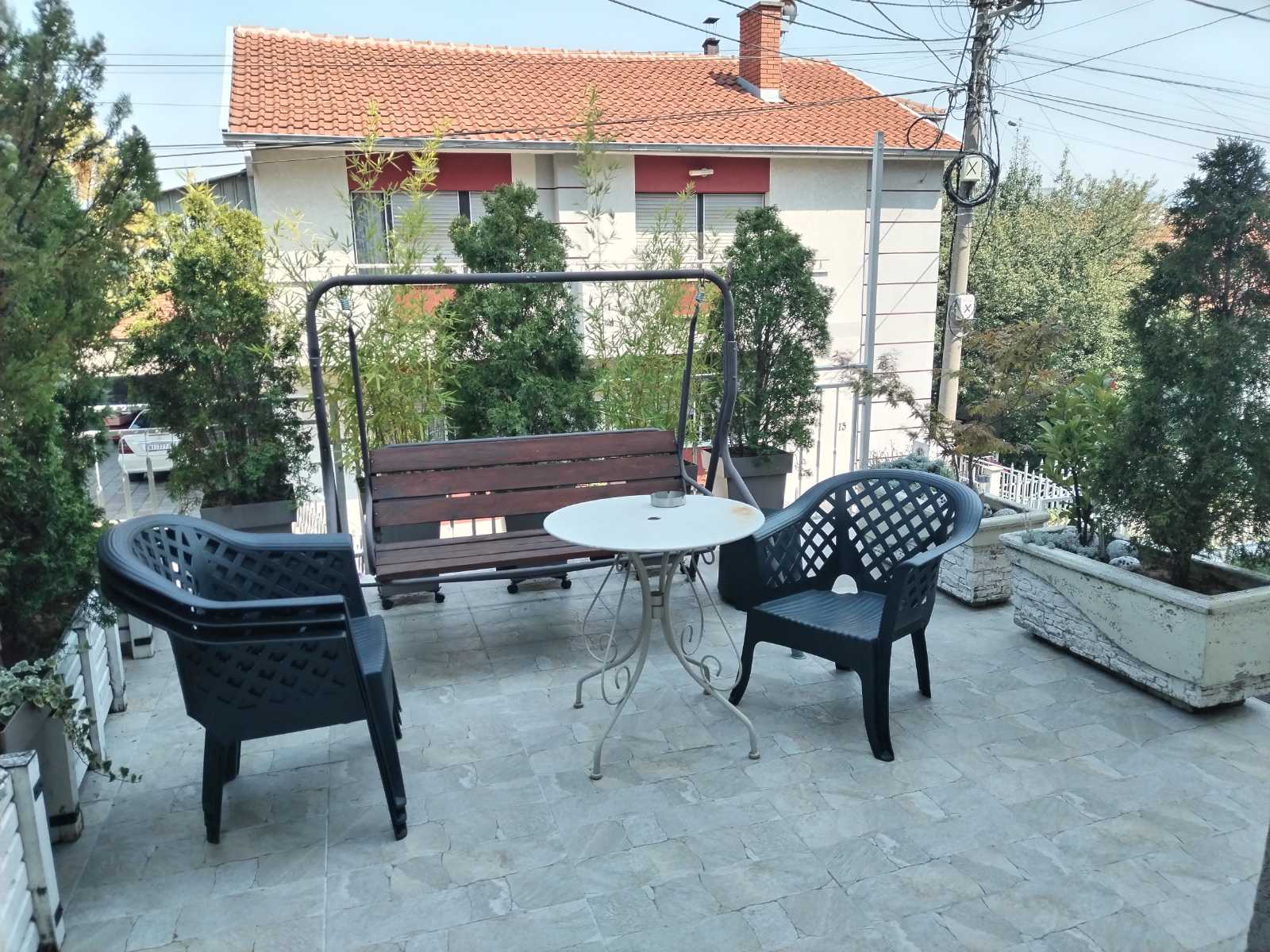 Izdajem komfornu sobu u blizni Medicinskog fakulteta i PMF-a. Soba se nalazi u mirnom delu grada u prizemlju porodične kuće, ima poseban ulaz i kupatilo. Sadrži sve što je neophodno, sudoperu, indukcioni rešo, frižider, TV, TA peć, WiFi, novu ugaonu garnituru, sto, 2 ormara. Nova PVC stolarija. Izlaz na dvorišnu terasu. U stanarinu su uključeni svi troškovi. Cena je 150E tokom grejne sezone ili 130E van grejne sezone. 0698011364 Bojan