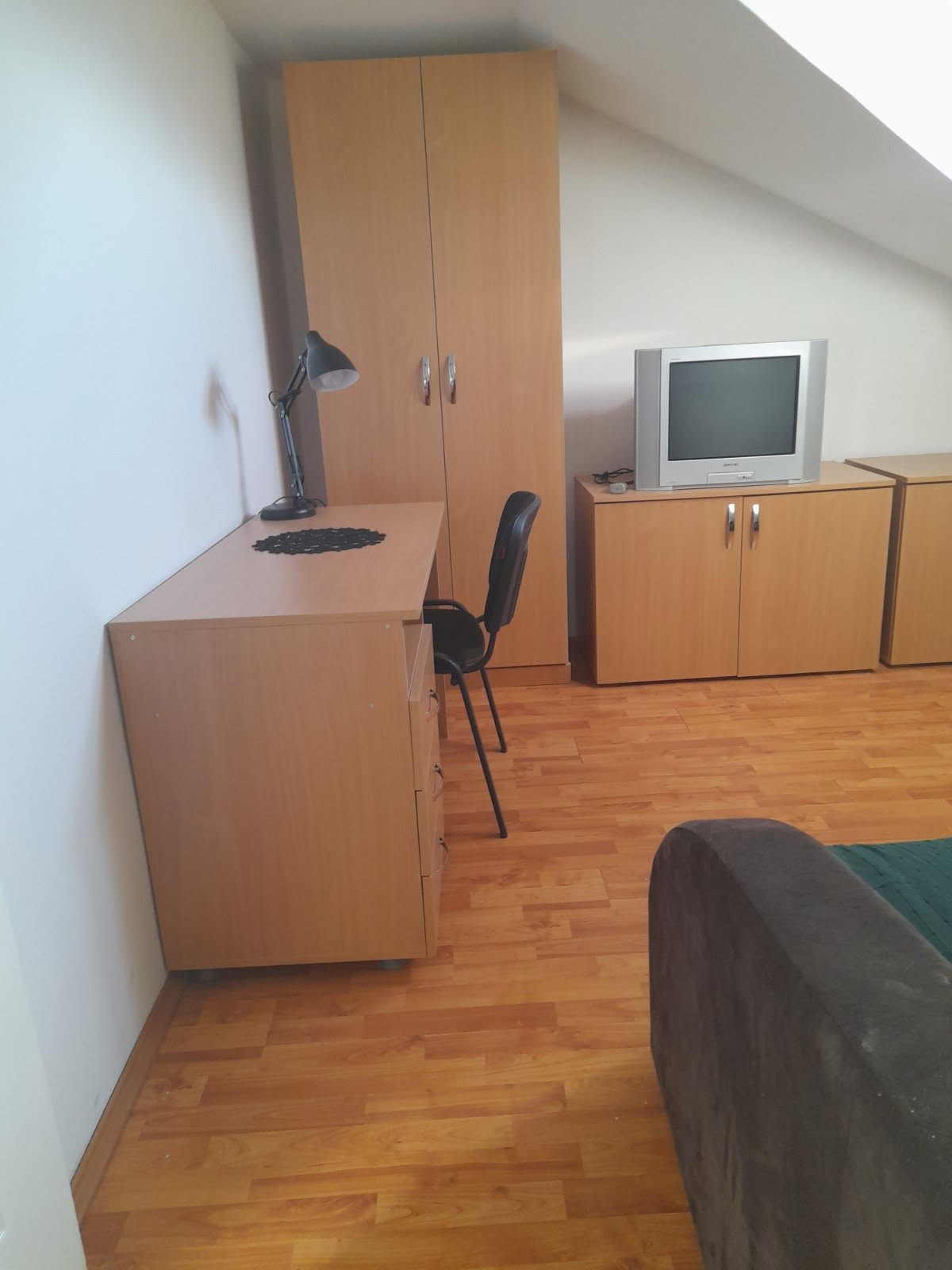 Izdajem dvosoban stan za jednog ili dva studenta (muškarci)