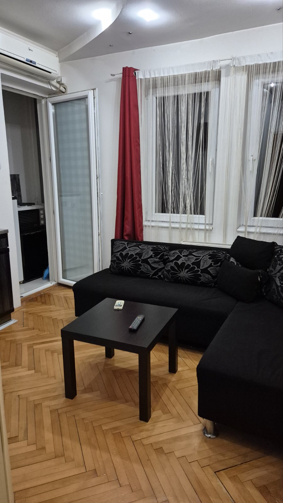 Izdajem namešten jednoiposoban stan u centru Niša, kod Margera. Cena 270E Tel. 0642441220