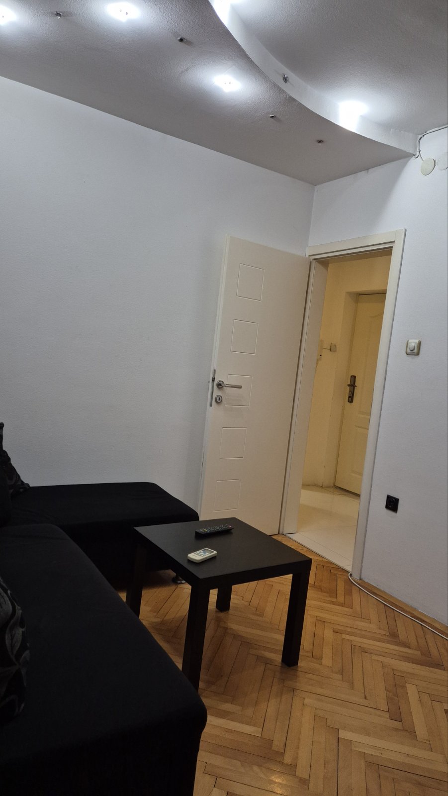 Izdajem namešten jednoiposoban stan u centru Niša, kod Margera. Cena 270E Tel. 0642441220