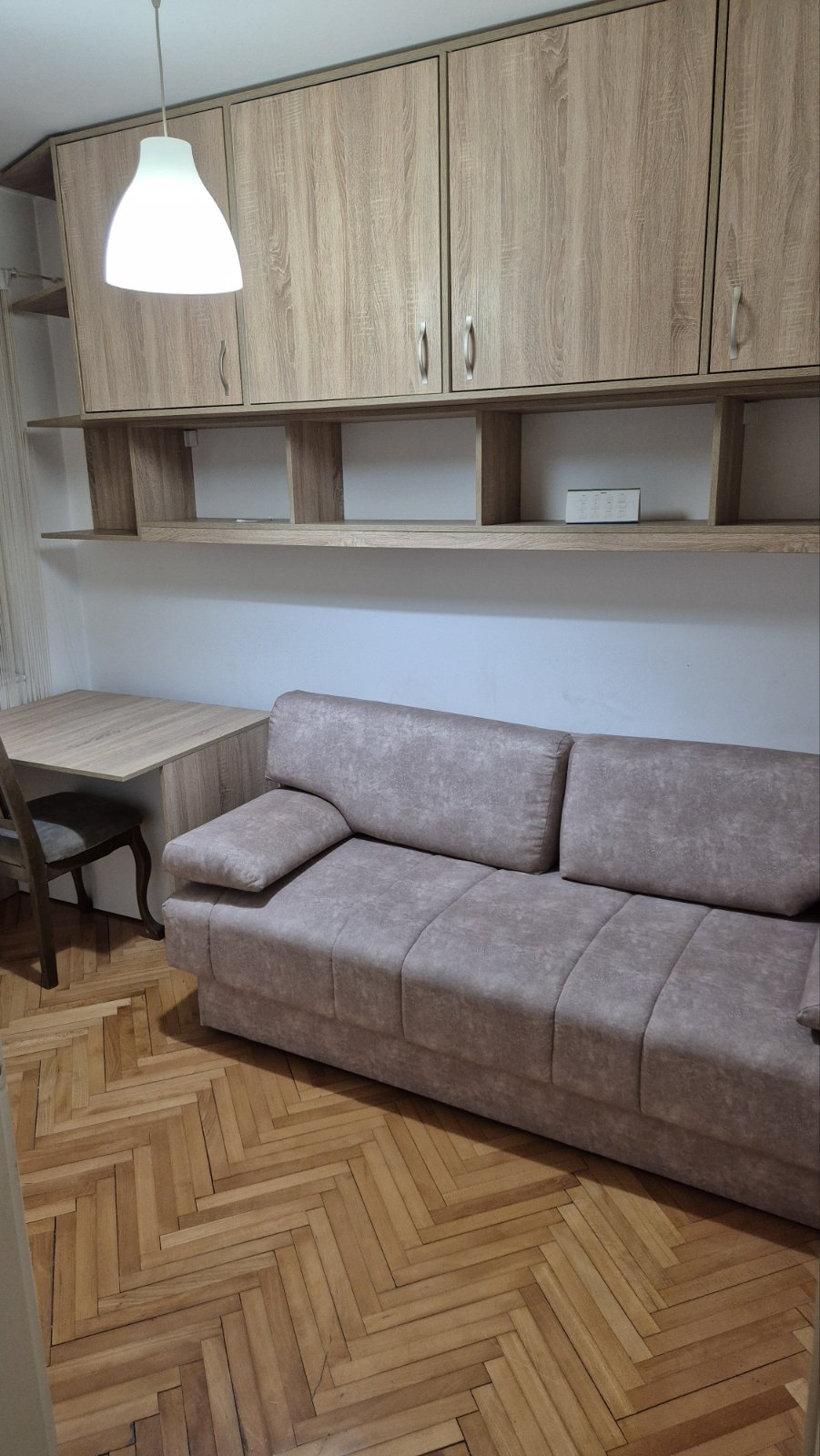 Izdajem namešten jednoiposoban stan u centru Niša, kod Margera. Cena 270E Tel. 0642441220
