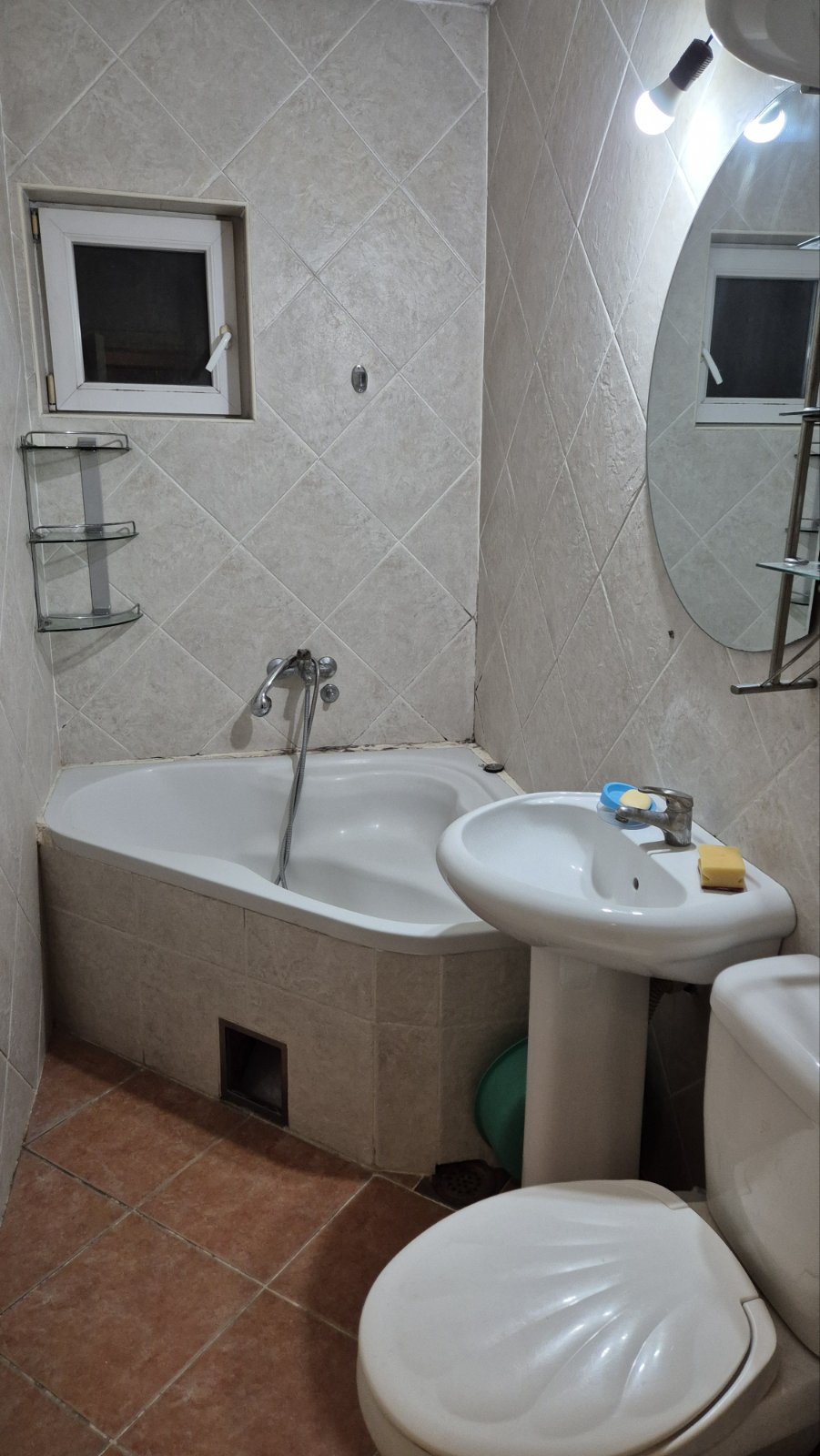 Izdajem namešten jednoiposoban stan u centru Niša, kod Margera. Cena 270E Tel. 0642441220
