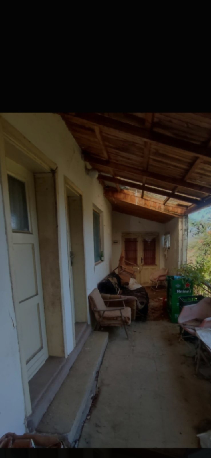 Prodajem kuću od 119 m² na 5 Ara placa a 50 m od centra Niške banje uknjiženo vlasnik 1/1 struja, voda sve ima cena 49.000 EUR. Tel. 0641126722