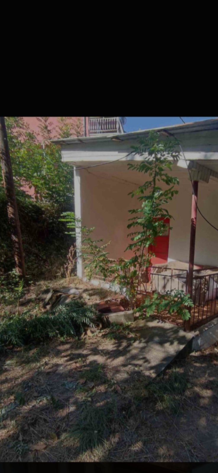 Prodajem kuću od 119 m² na 5 Ara placa a 50 m od centra Niške banje uknjiženo vlasnik 1/1 struja, voda sve ima cena 49.000 EUR. Tel. 0641126722