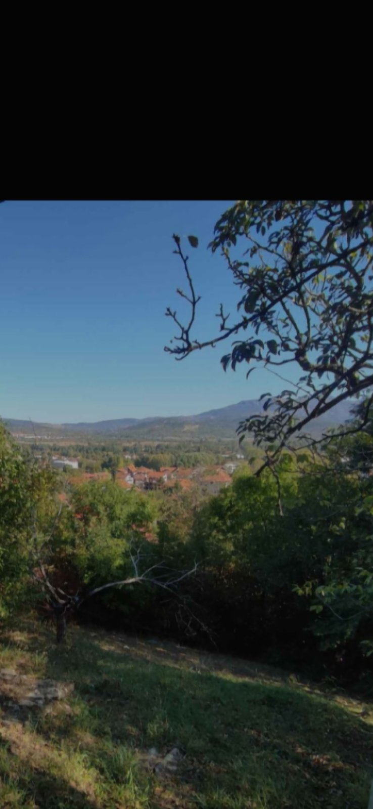 Prodajem kuću od 119 m² na 5 Ara placa a 50 m od centra Niške banje uknjiženo vlasnik 1/1 struja, voda sve ima cena 49.000 EUR. Tel. 0641126722