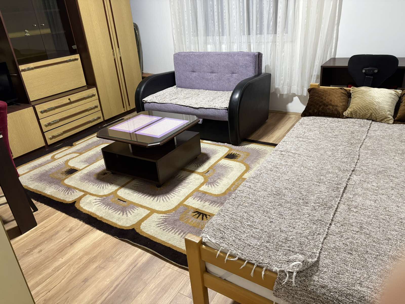 Izdajem stan za dve studentkinje u blizini fakulteta Zastite na radu i DiF-a. Grejanje na dve inventor klime. 40 m2. Prvi sprat. 0694277833