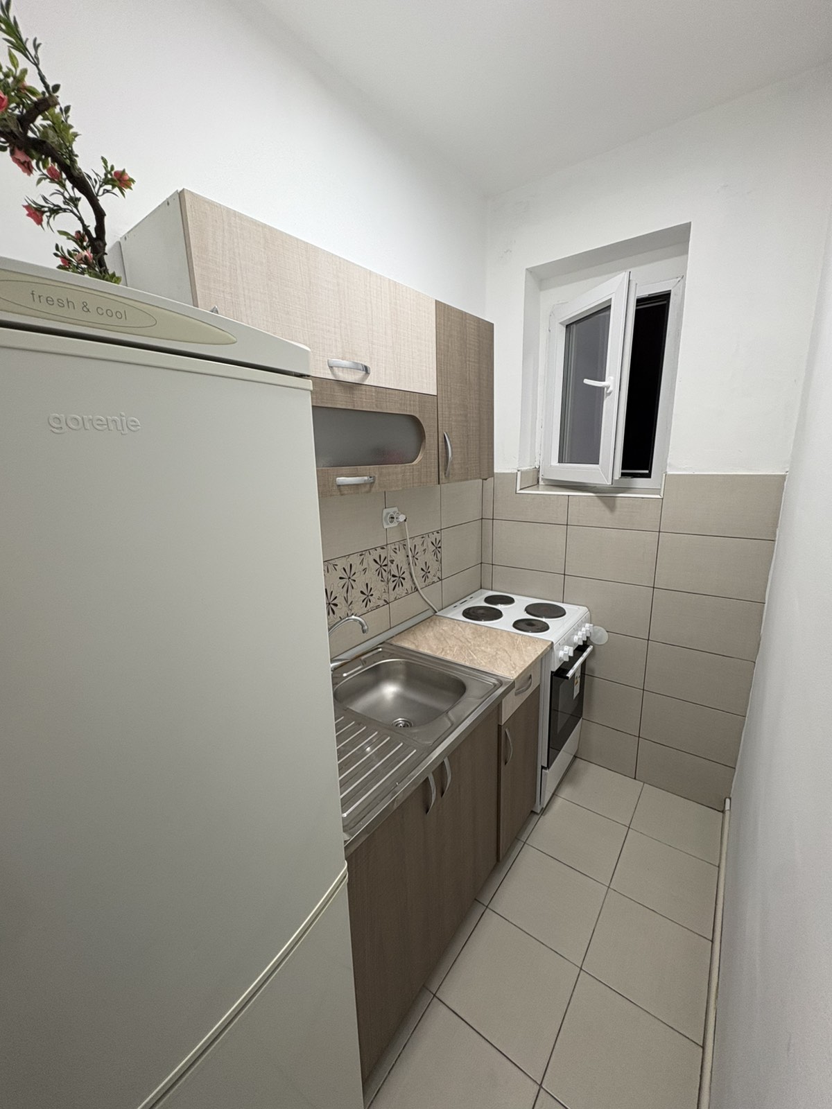 Izdajem stan za dve studentkinje u blizini fakulteta Zastite na radu i DiF-a. Grejanje na dve inventor klime. 40 m2. Prvi sprat. 0694277833