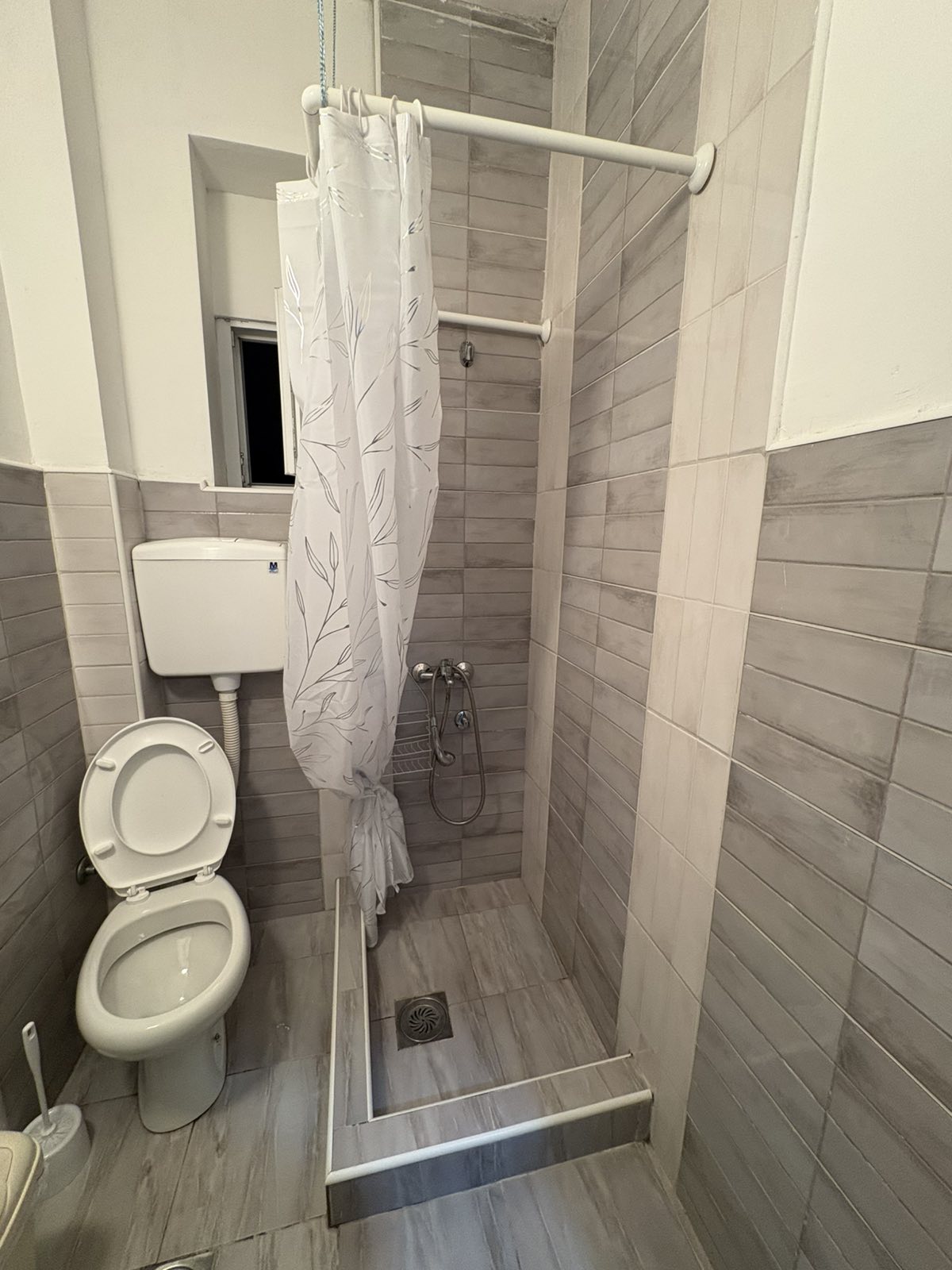 Izdajem stan za dve studentkinje u blizini fakulteta Zastite na radu i DiF-a. Grejanje na dve inventor klime. 40 m2. Prvi sprat. 0694277833