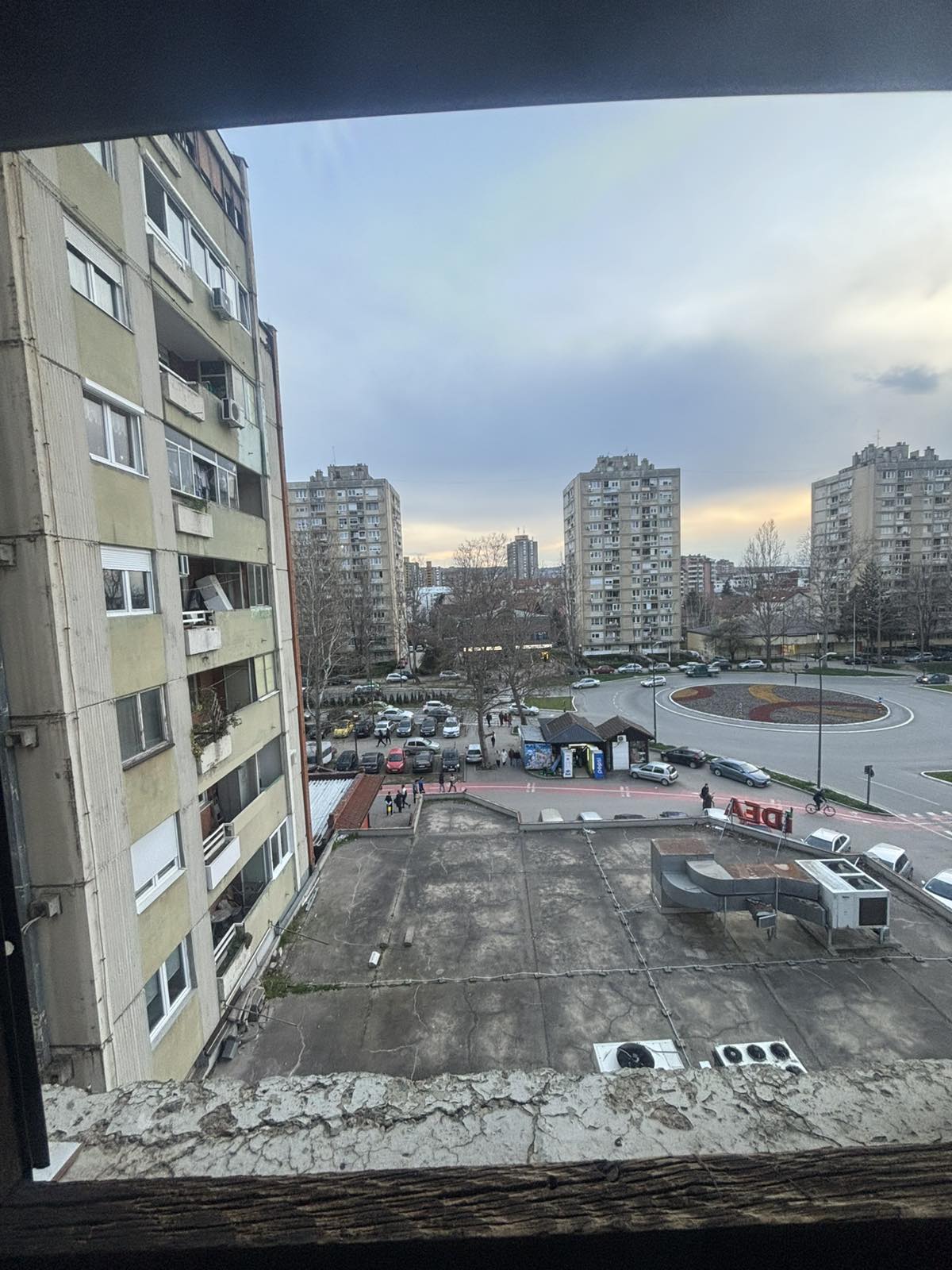 Izdaje se na duze (min godinu dana) troiposoban stan kod Delta Planeta